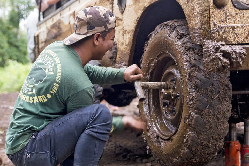4WD off-raod Bandung Indonesia - Changing tire