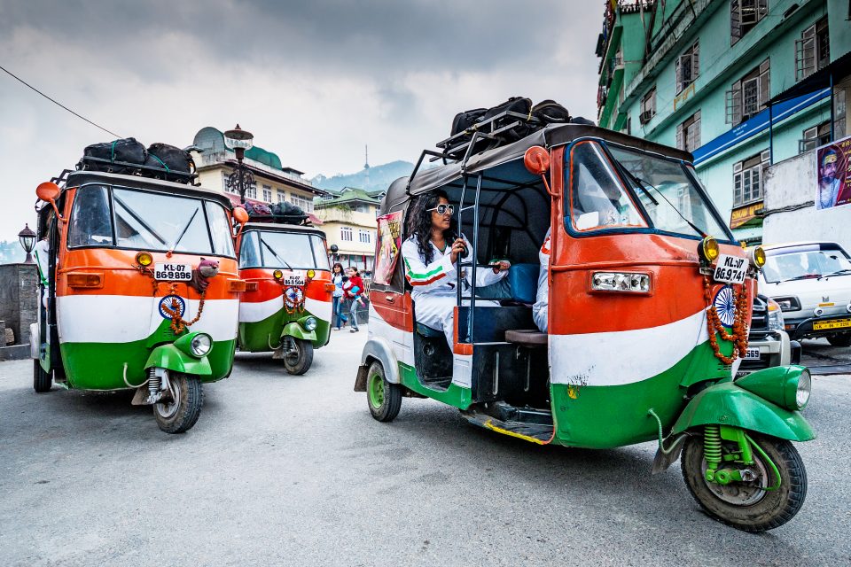 印度的三輛顏色鮮豔的嘟嘟車