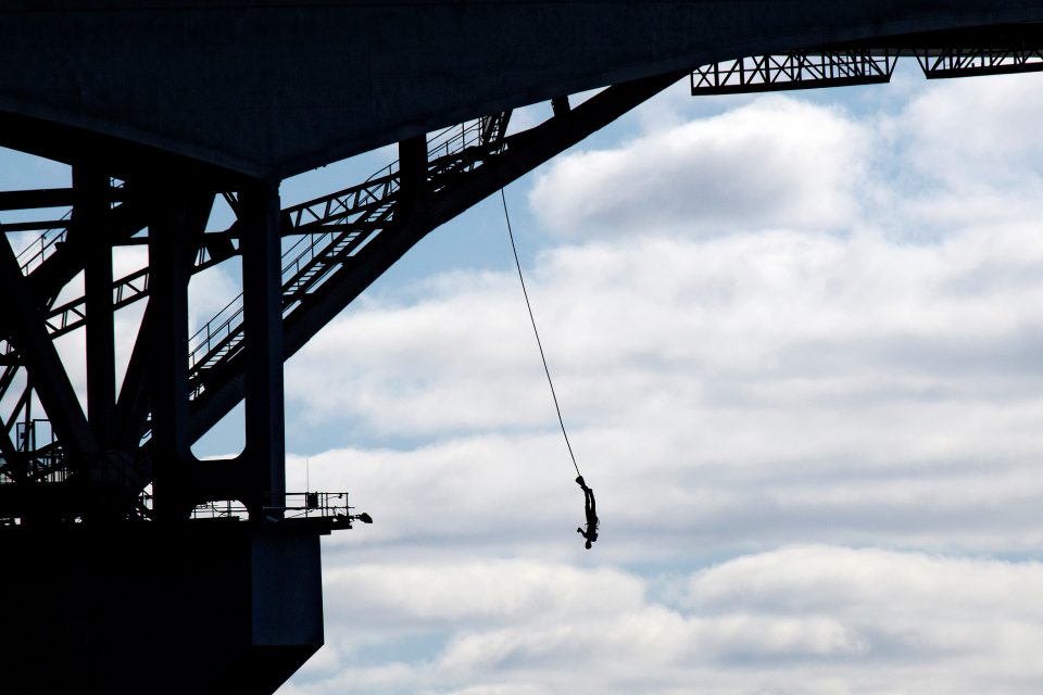 bungee jumping off the auckland bridge