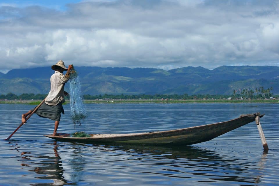 一個人在獨木舟上釣魚