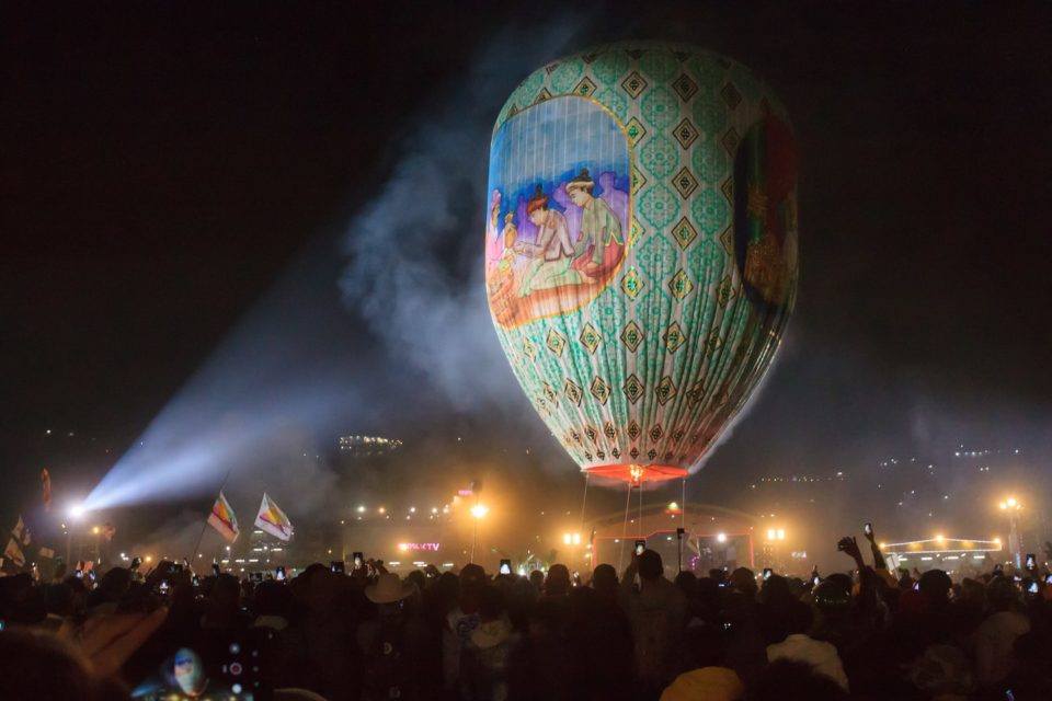 巨大的氣球漂浮在緬甸後麵的夜空中