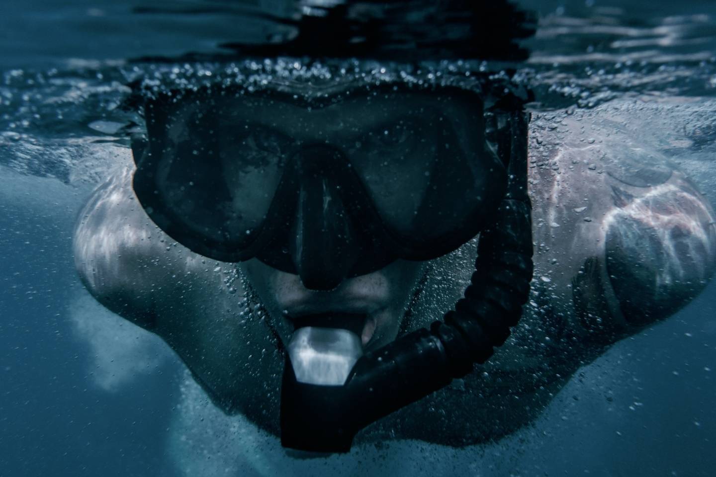 freediver with a black freediver snokel and mask