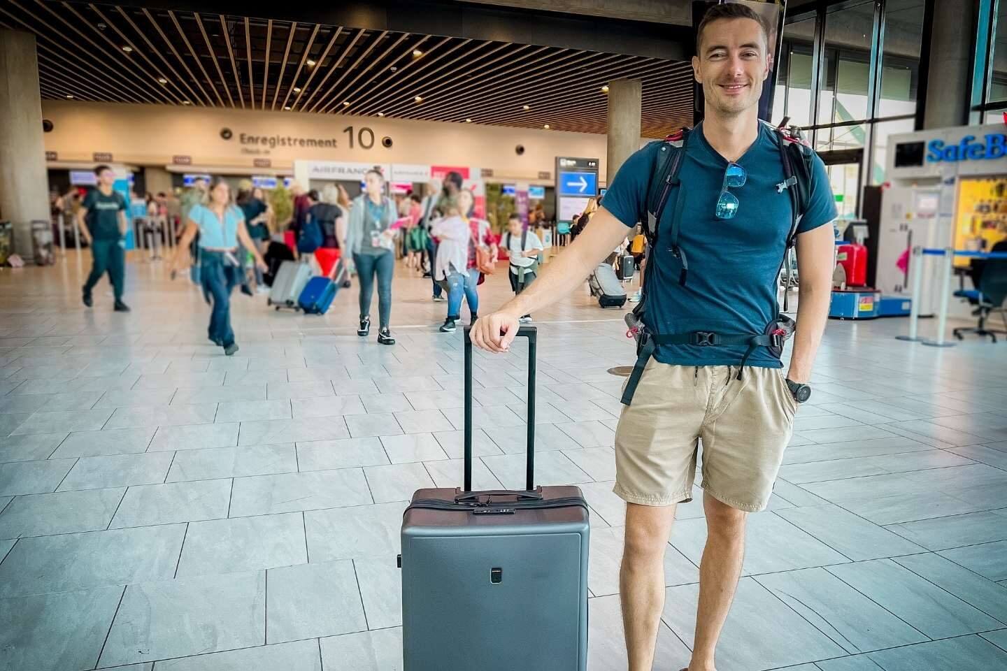 Founder of this blog testing out the level8 luggage