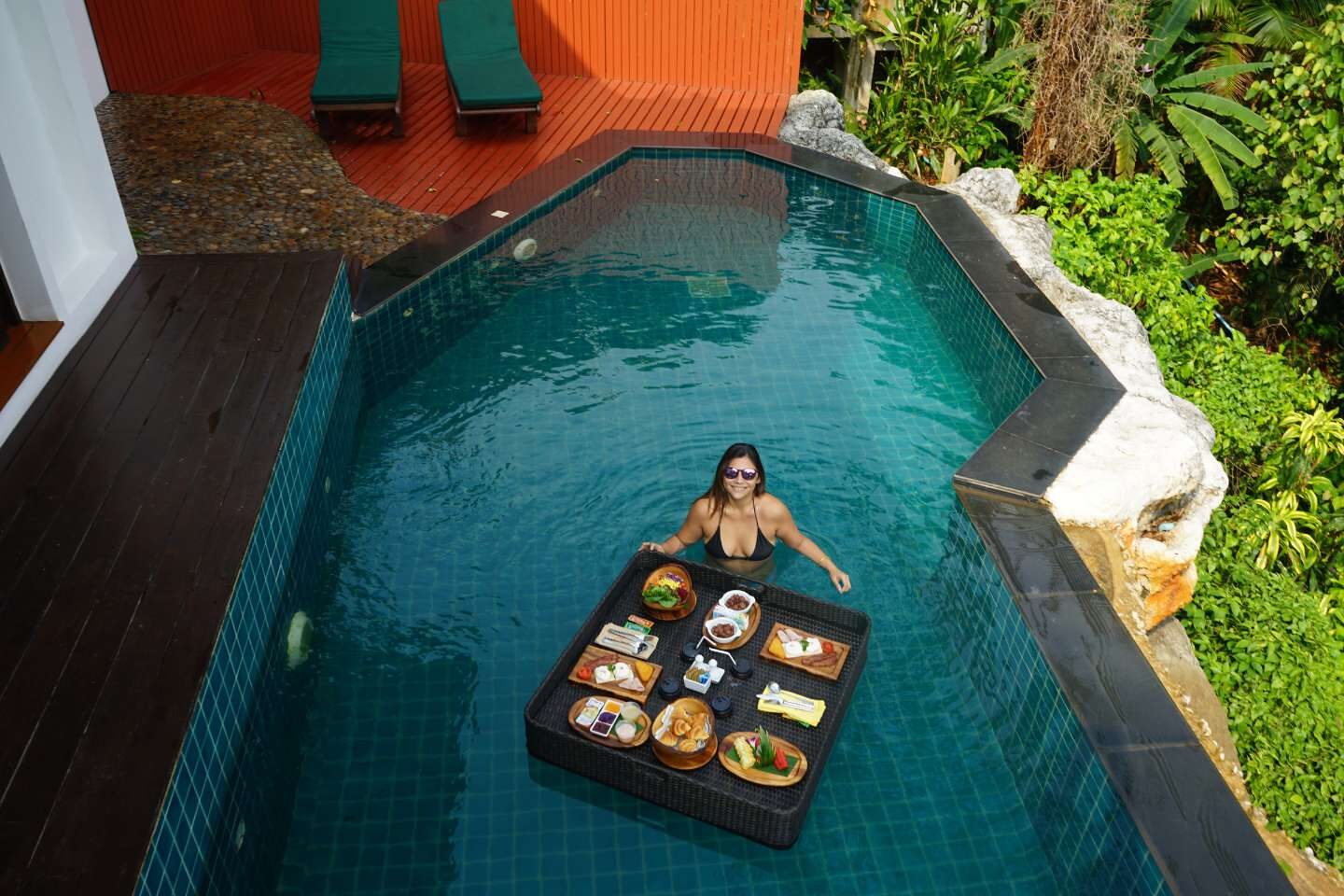 Founder of this blog is enjoying her floating breakfast in Thailand
